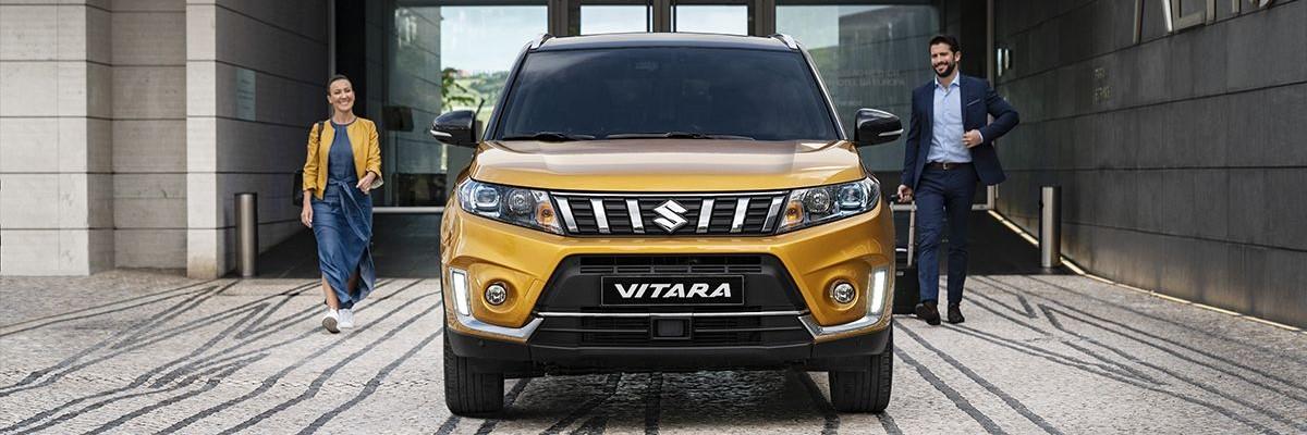 Suzuki Vitara hibrid SUV modell fiatal párral